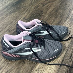 Brooks adrenaline gts Women's Athletic Shoes in Gray and Pink